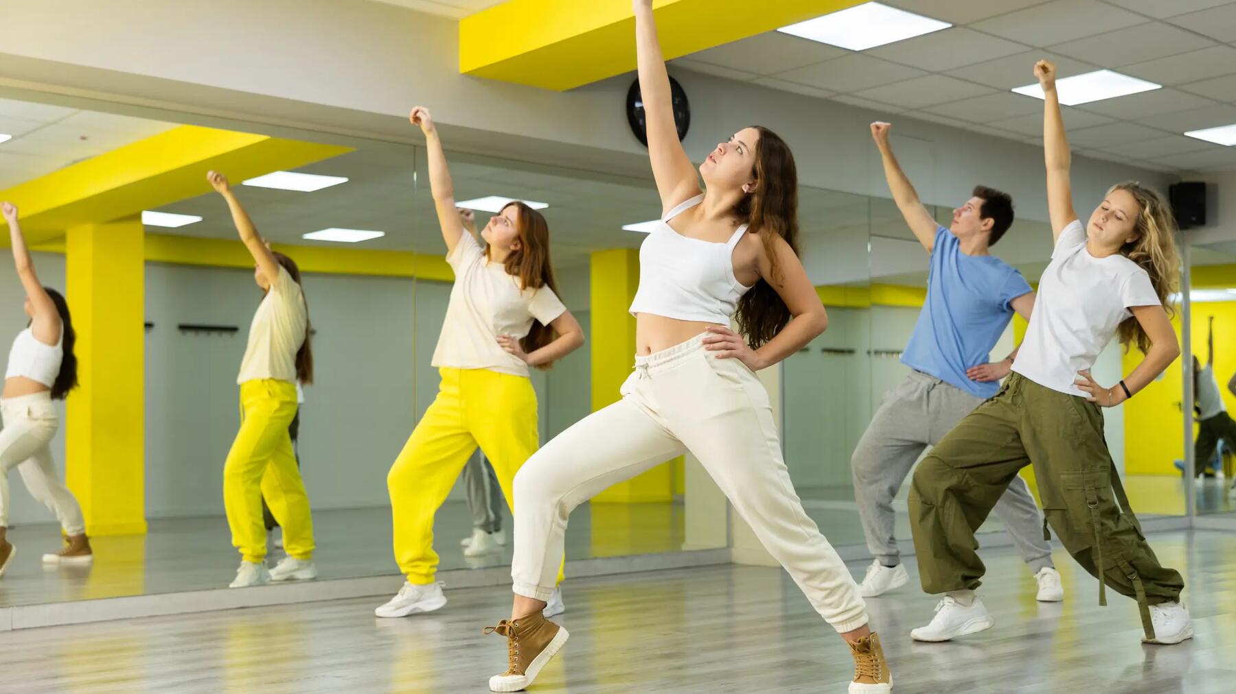 Młodzi ludzie tańczący popping na sali