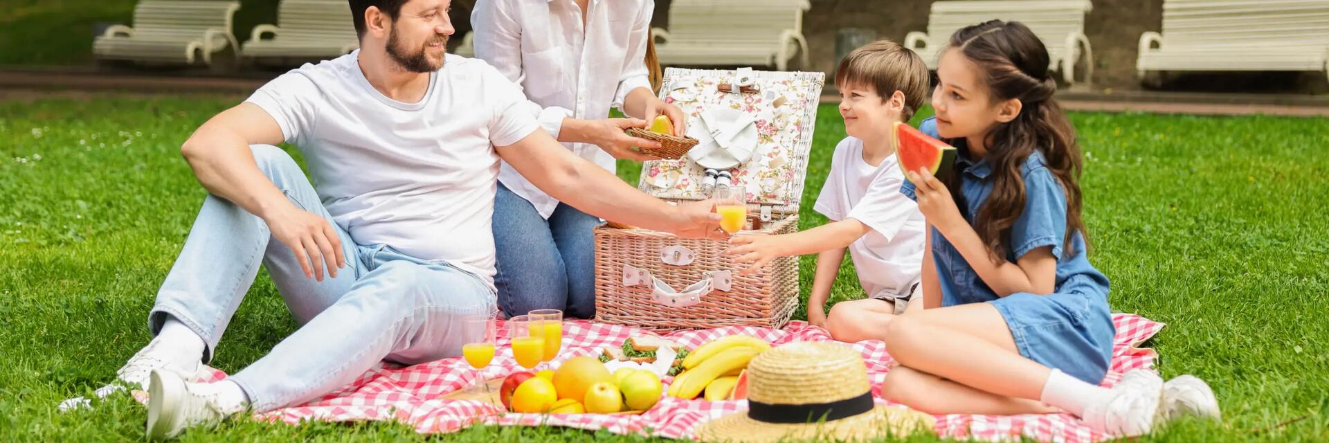 Rodzina spędzająca czas na pikniku z przekąskami