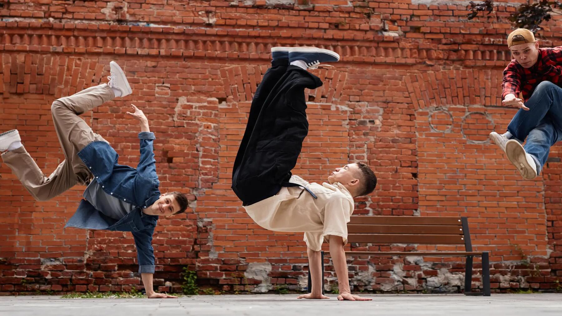 Młodzież tańcząca breakdance