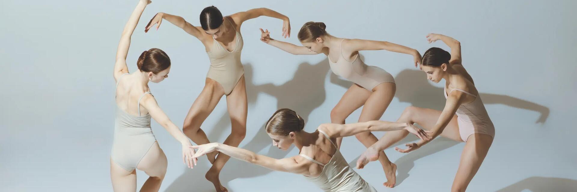 Baletnice trenujące choreografię w kole