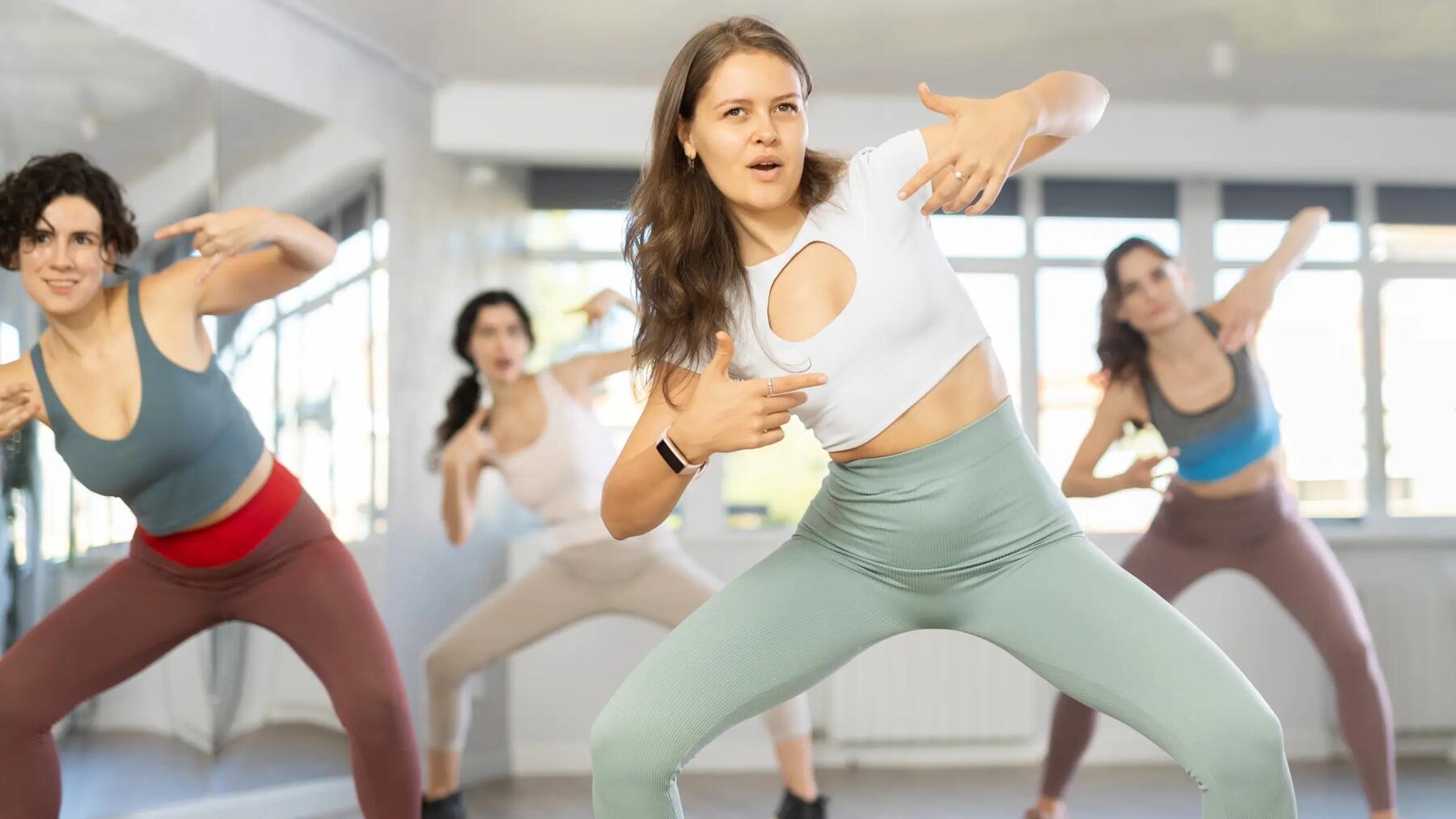 Kobiety tańczące popping na sali