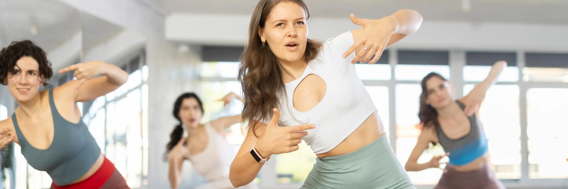 Kobiety tańczące street dance na sali
