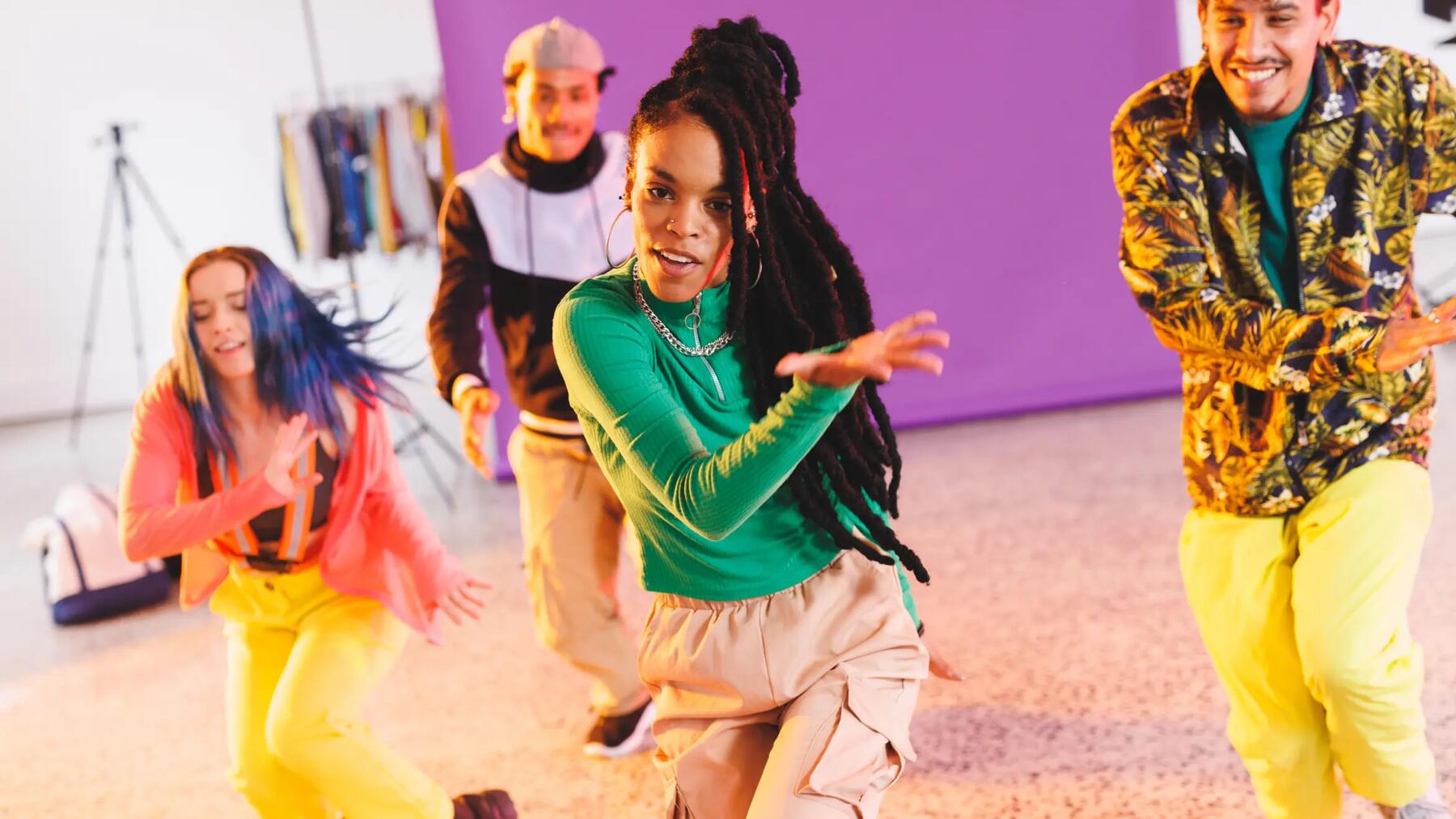 Młodzi ludzie trenujący dancehall na sali