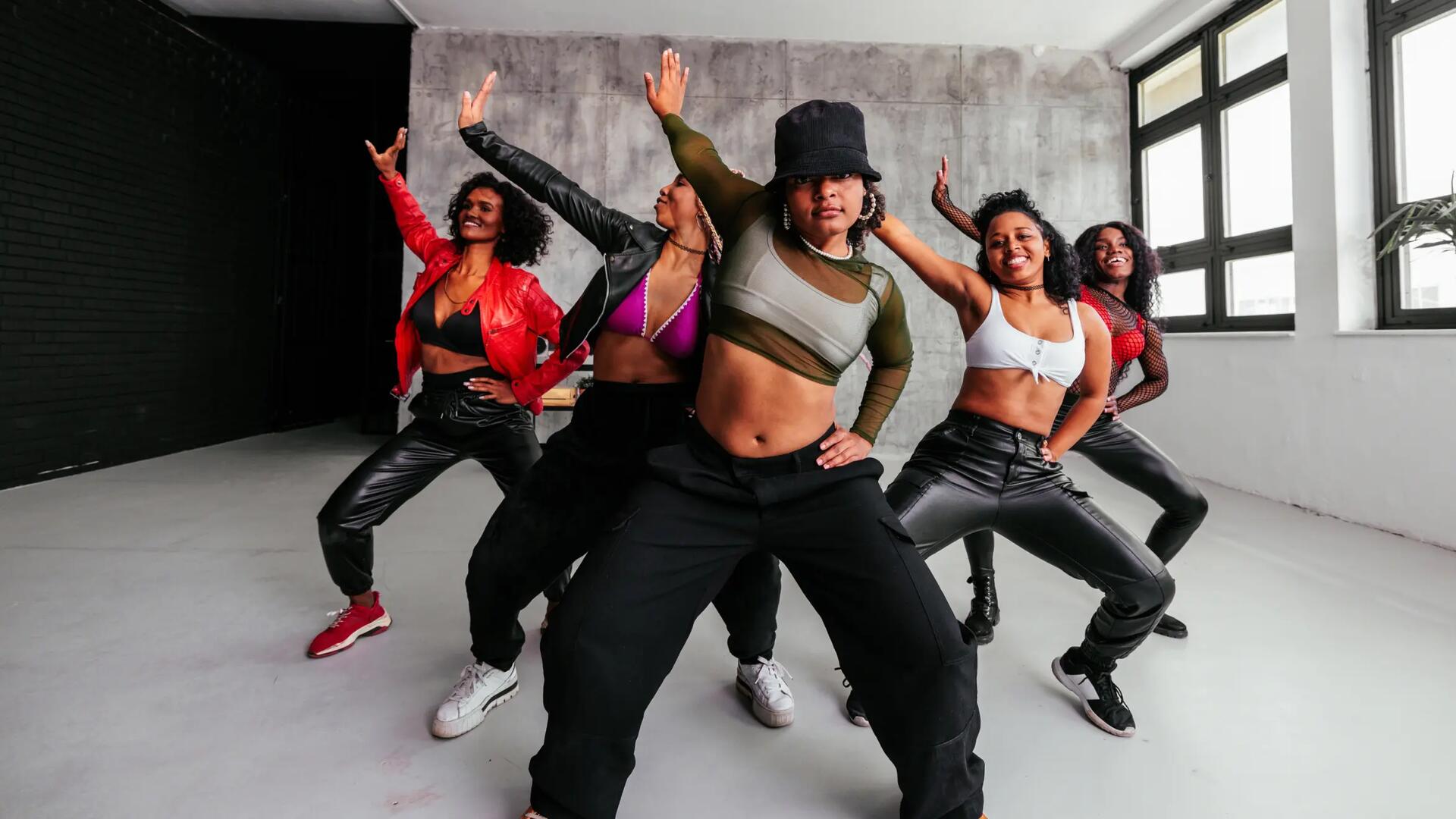 Dziewczyny w odzieży sportowej tańczące hip-hop na sali