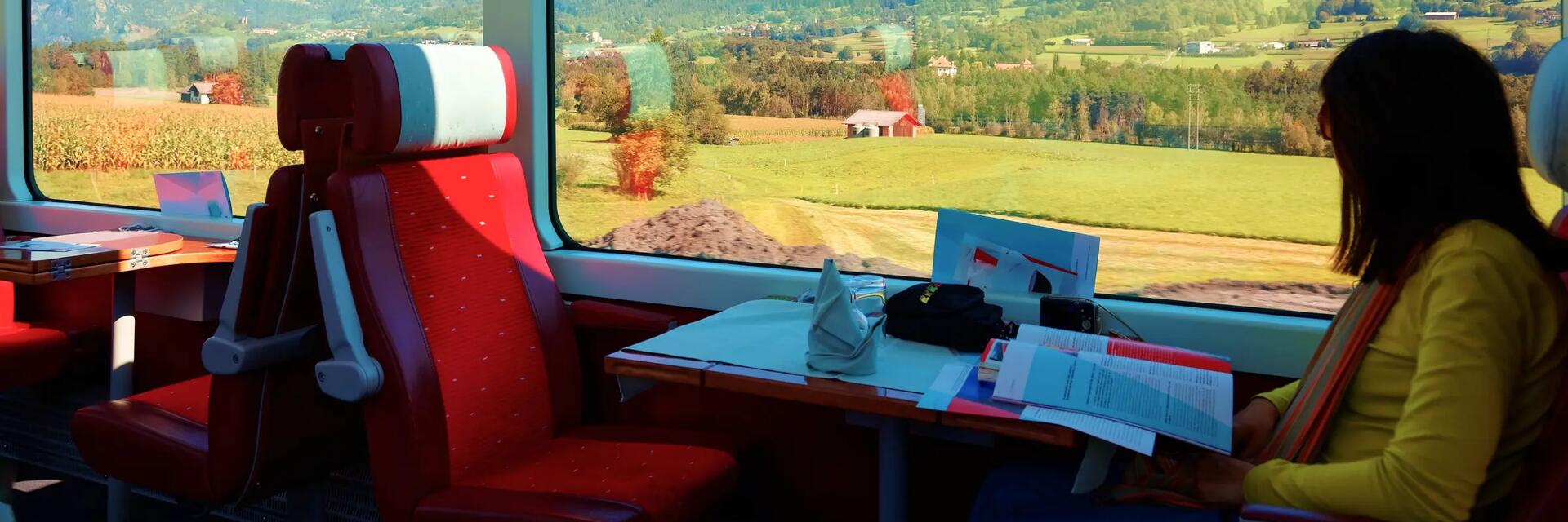 Kobieta podróżująca pociągiem w nurcie slow travel