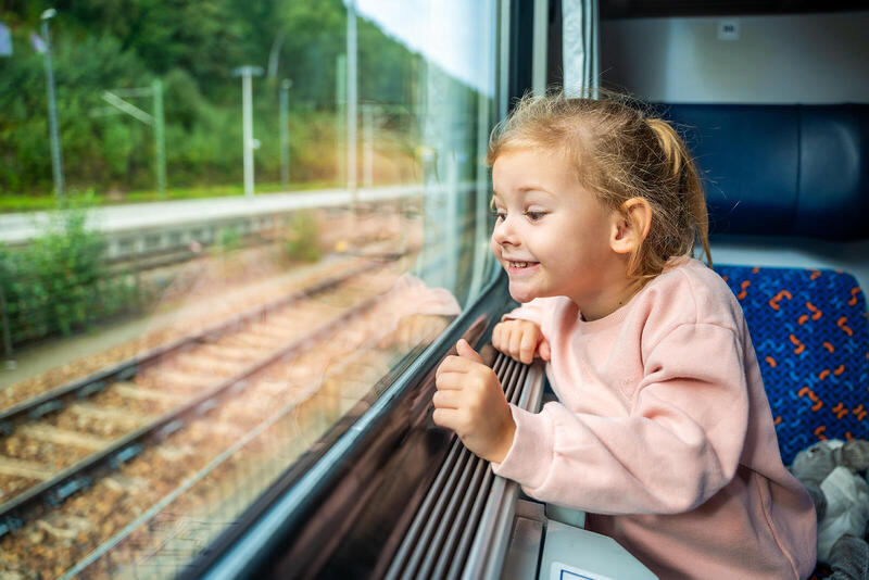 Dziecko w pociągu – podróż pociągiem z niemowlakiem i nie tylko