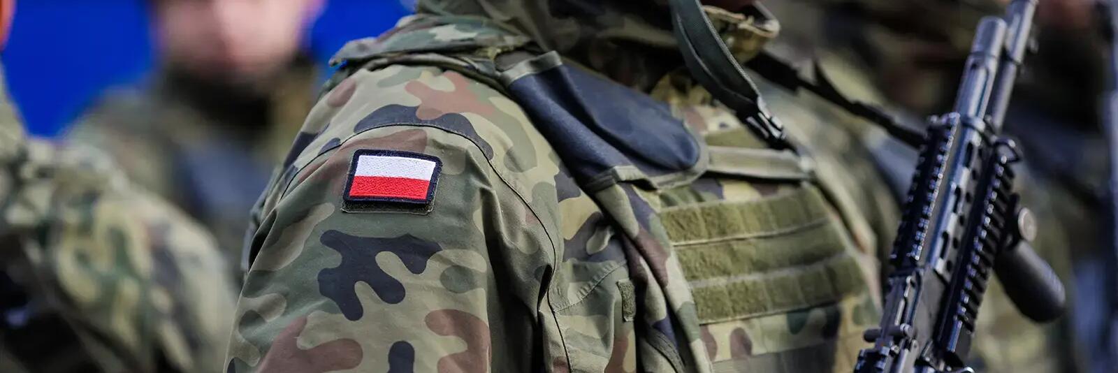 Żołnierz ze strzelbą