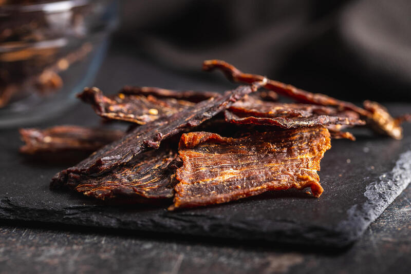 Suszona wołowina (beef jerky) – przepis na przekąskę