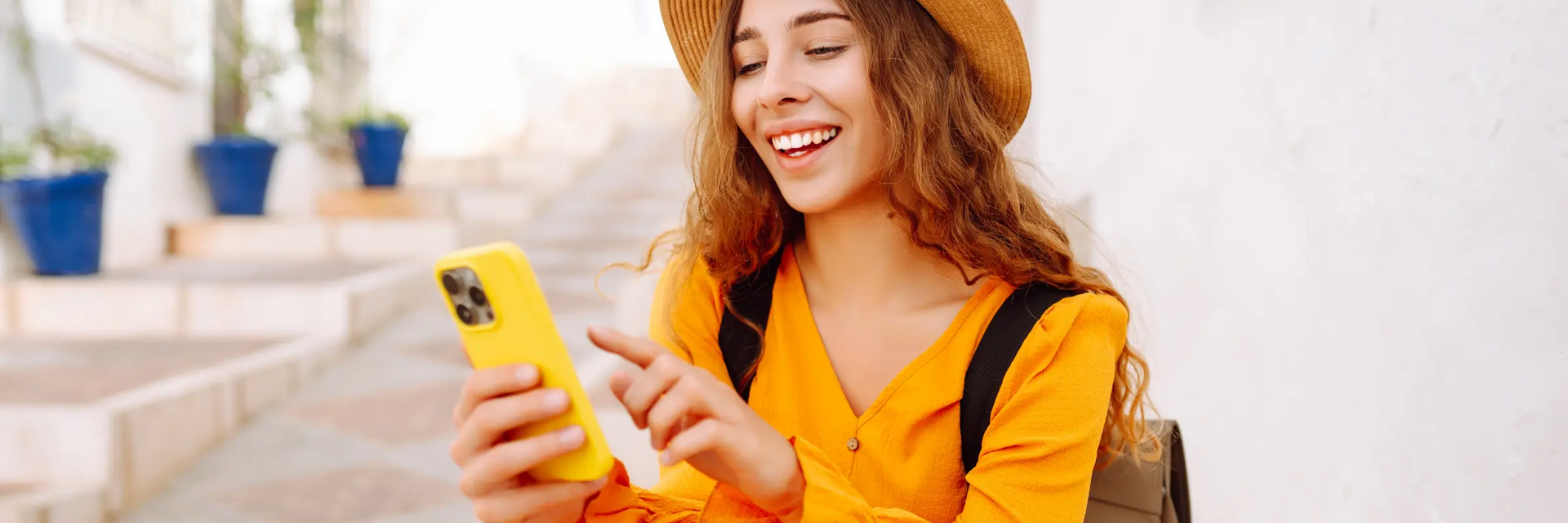 Kobieta zwiedzająca miasto z aplikacją do planowania podróży w telefonie
