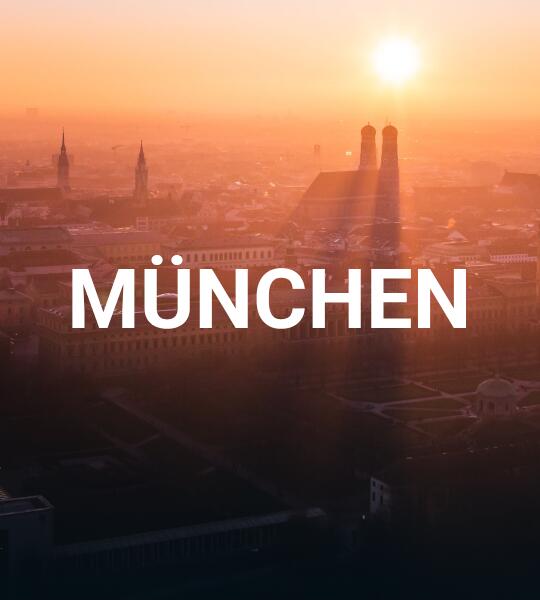 München von oben mit einem weißen München Schriftzug im Vordergrund.