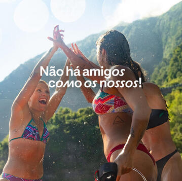 grupo de amigos a divertirem-se na praia