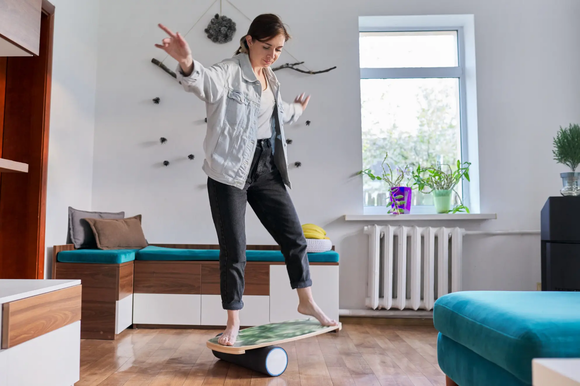 Kobieta trenująca na trickboardzie