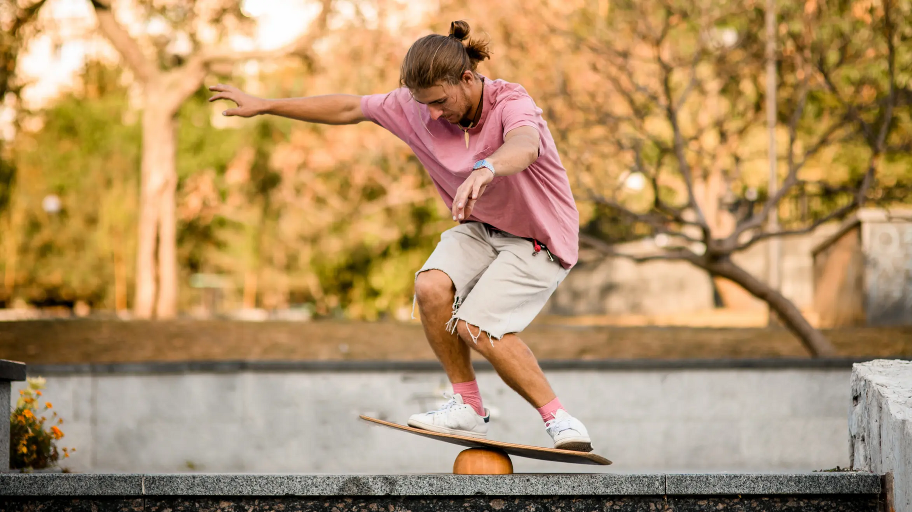 Mężczyzna trenujący na trickboardzie