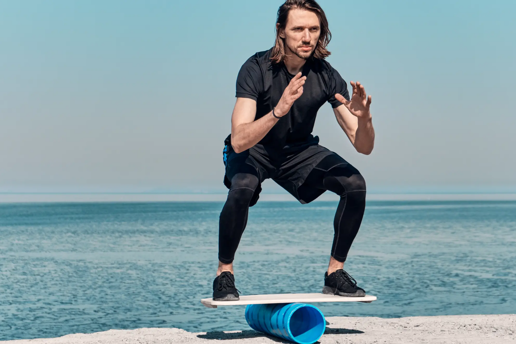 Mężczyzna trenujący na trickboardzie