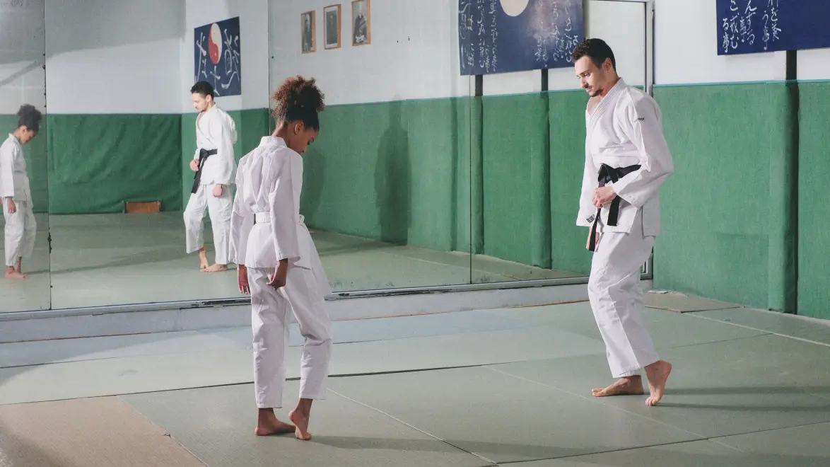 Trener z dziewczynką trenujący judo