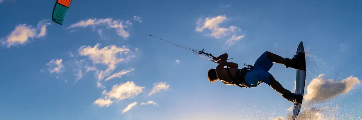 Mężczyzna próbujący wykonać kiteloop trenując kitesurfing