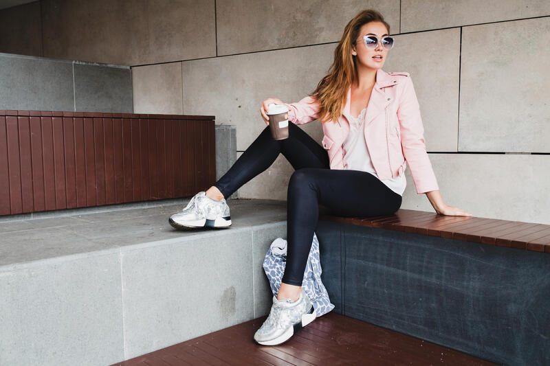 Co ubrać do legginsów – modne stylizacje z legginsami