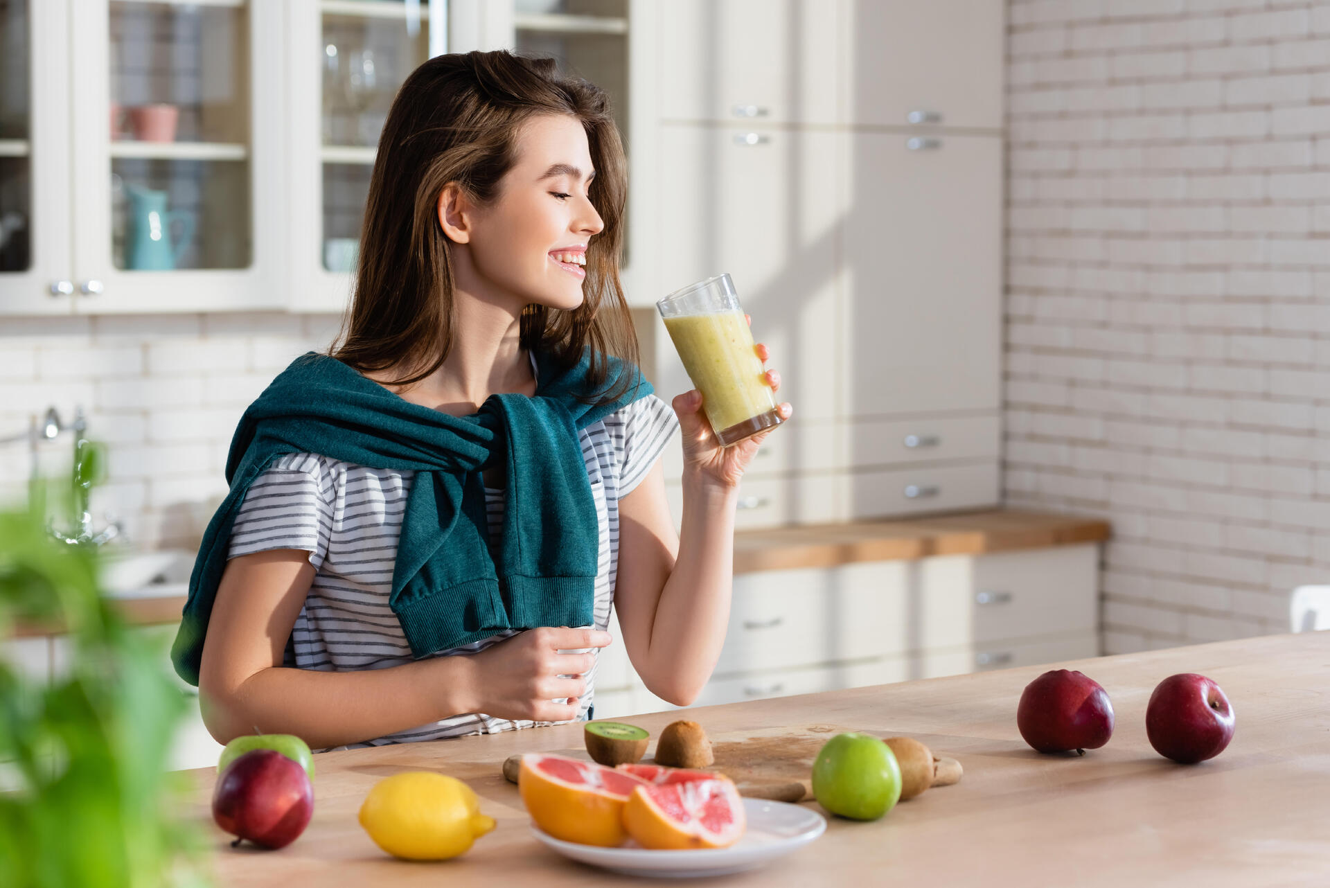Kobieta pijąca smoothie z owoców