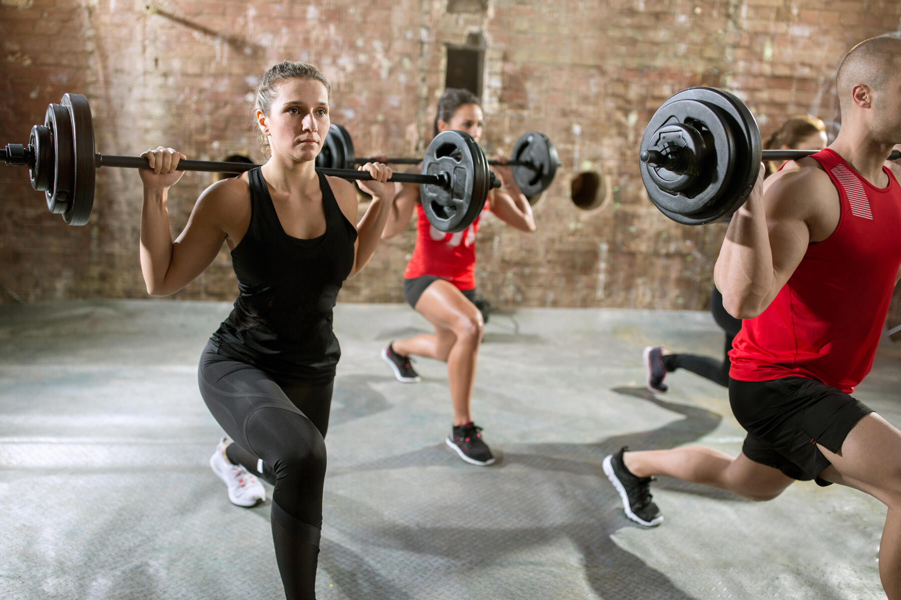 Ludzie ćwiczący body pump czyli aerobik ze sztangą