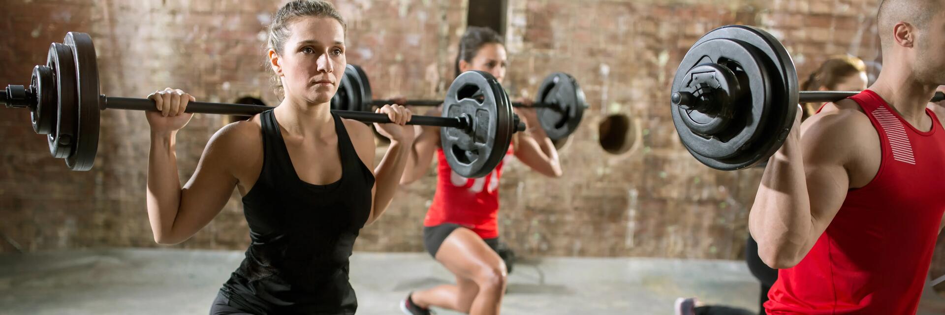 Ludzie ćwiczący body pump czyli aerobik ze sztangą