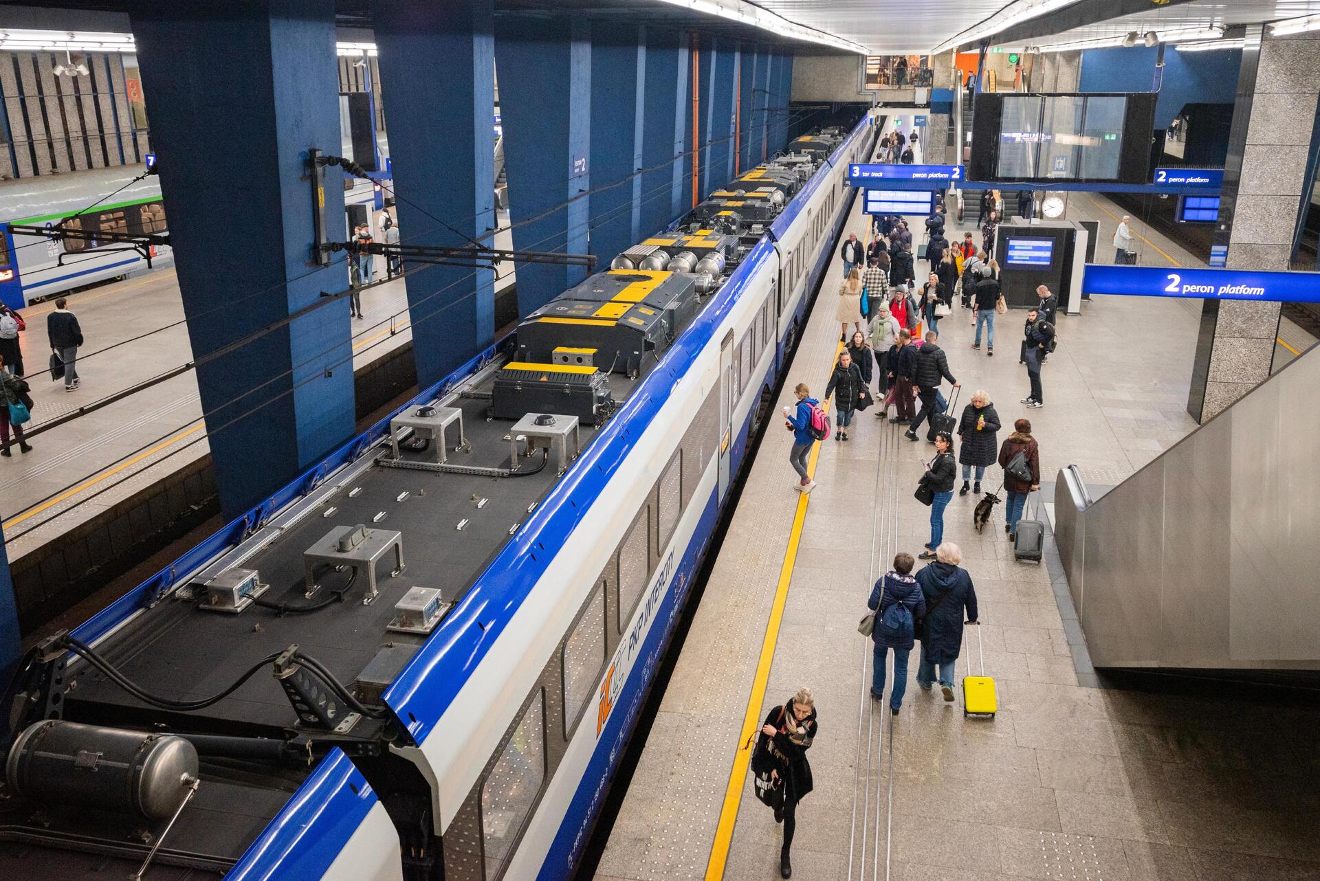 Pendolino stojący na dworcu