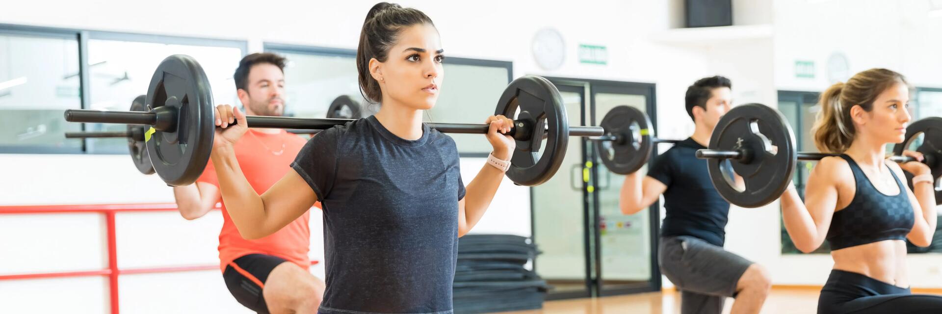 Ludzie ćwiczący body pump czyli aerobik ze sztangą