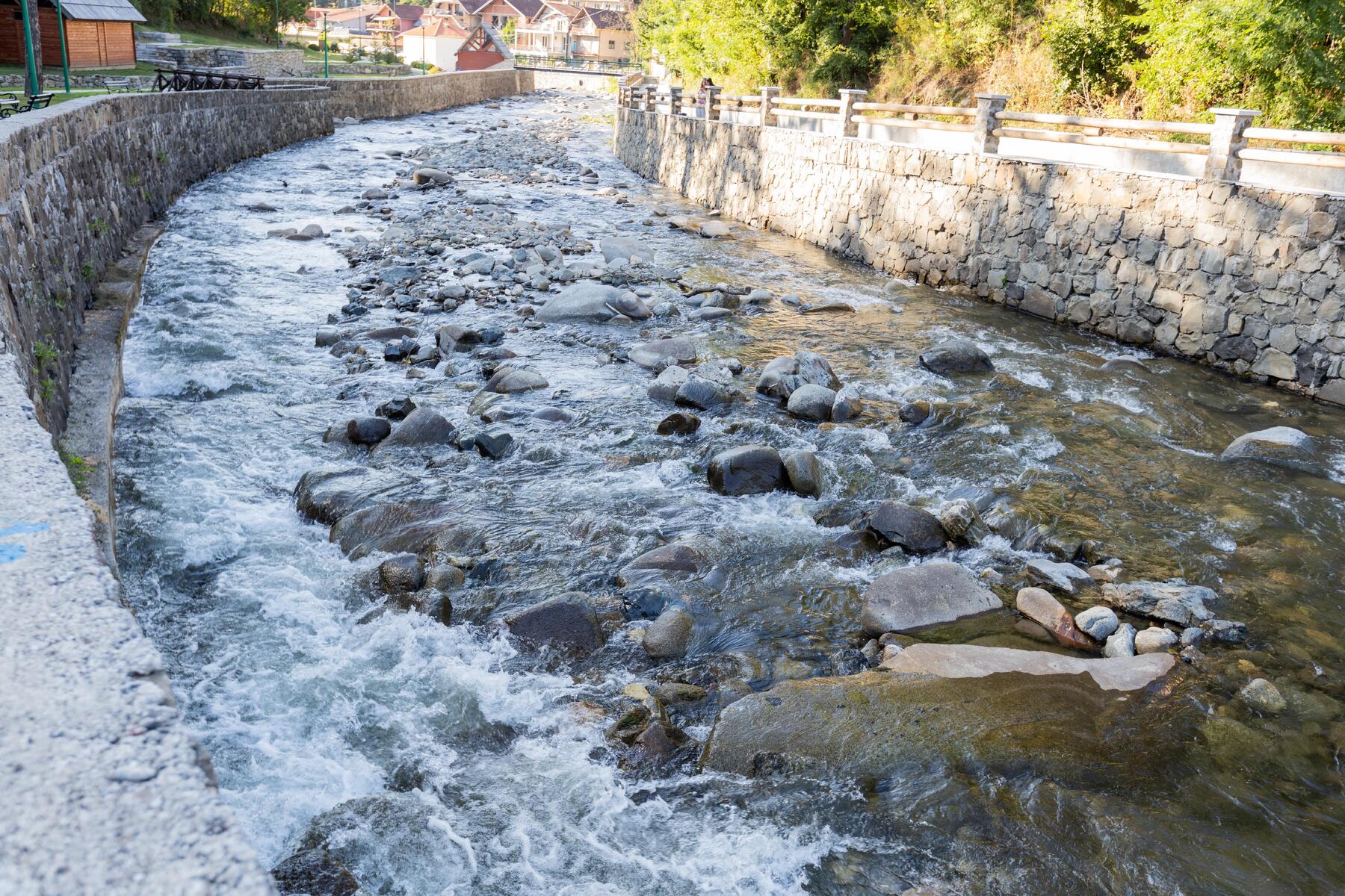 Rzeka płynąca prze miasto