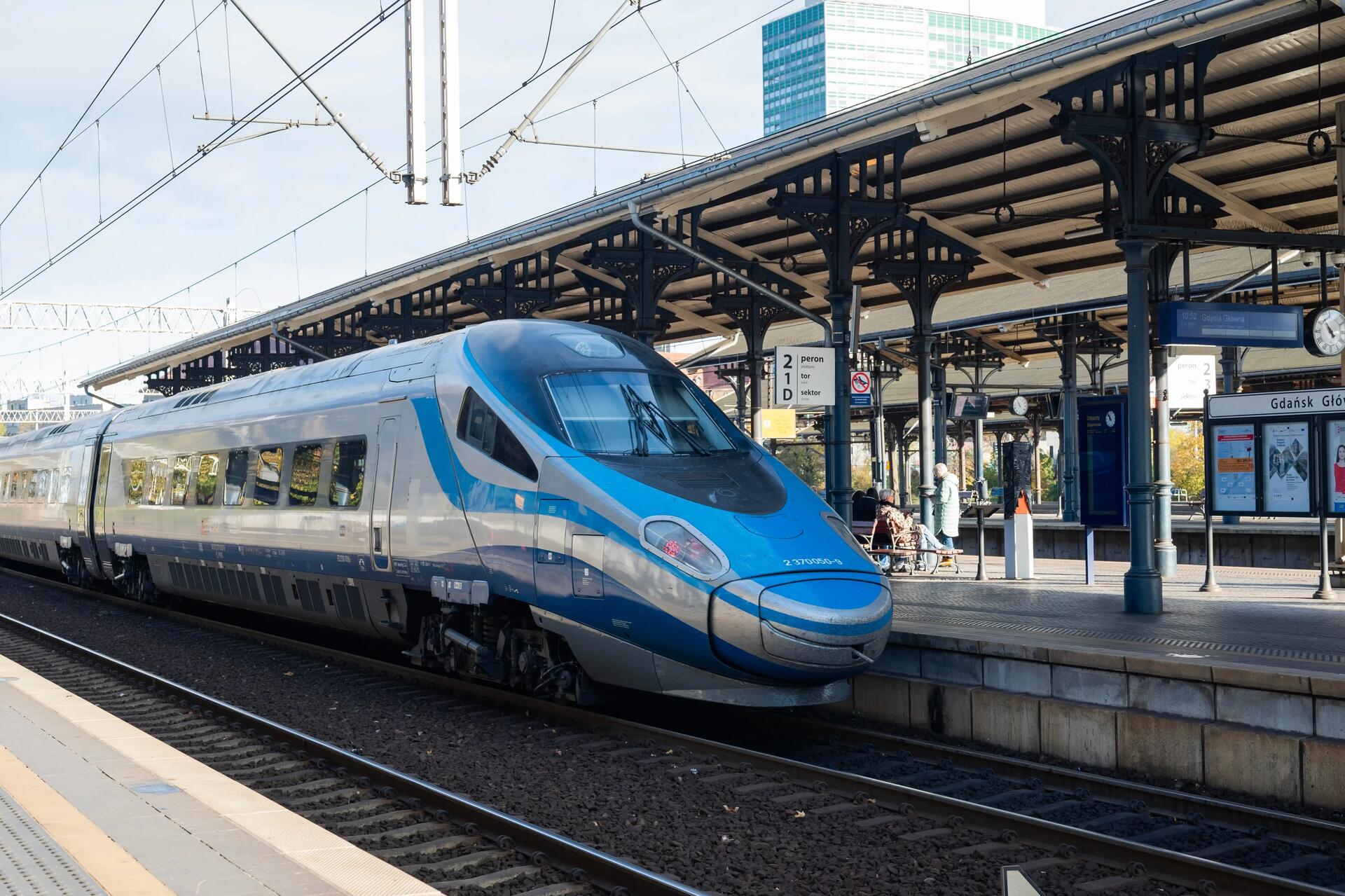 Pendolino stojący na stacji