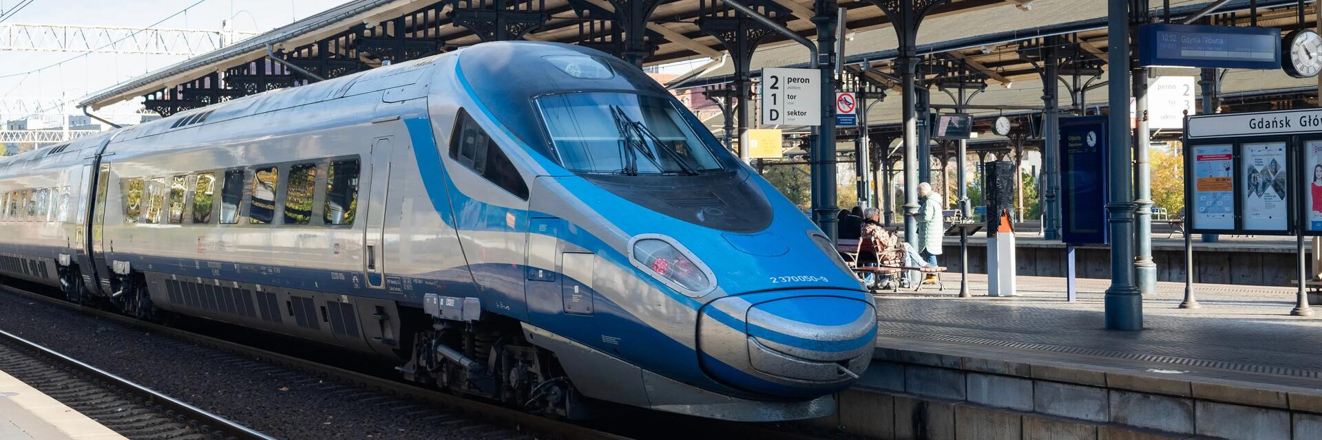 Pendolino stojący na stacji