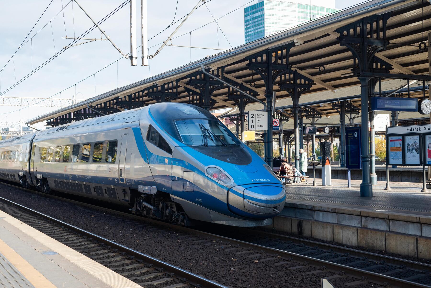 Pendolino stojący na dworcu