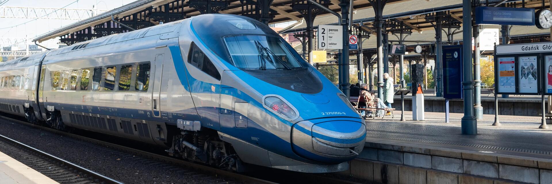 Pendolino stojący na dworcu