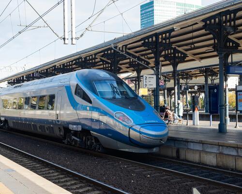 Pendolino stojący na dworcu