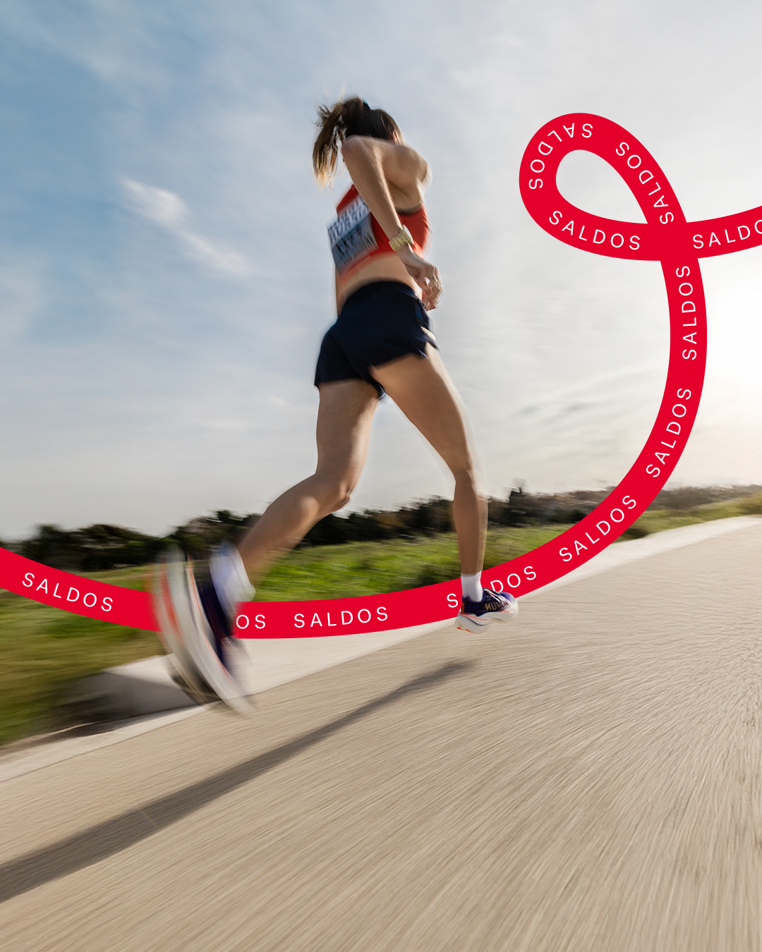 Mulher a correr, aproveita os saldos até -60%