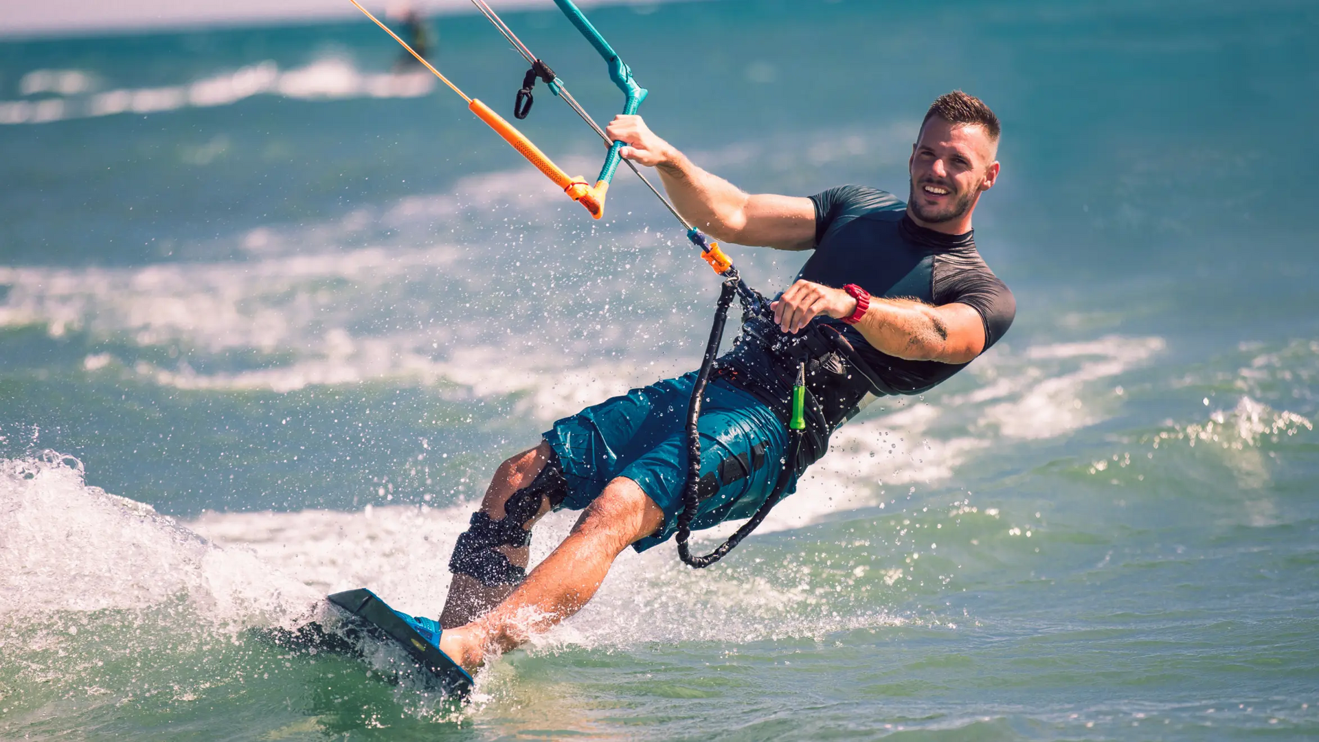 Mężczyzna trenujący kitesurfing wykorzystując sprzęt wyposażony w zrywkę bezpieczeństwa