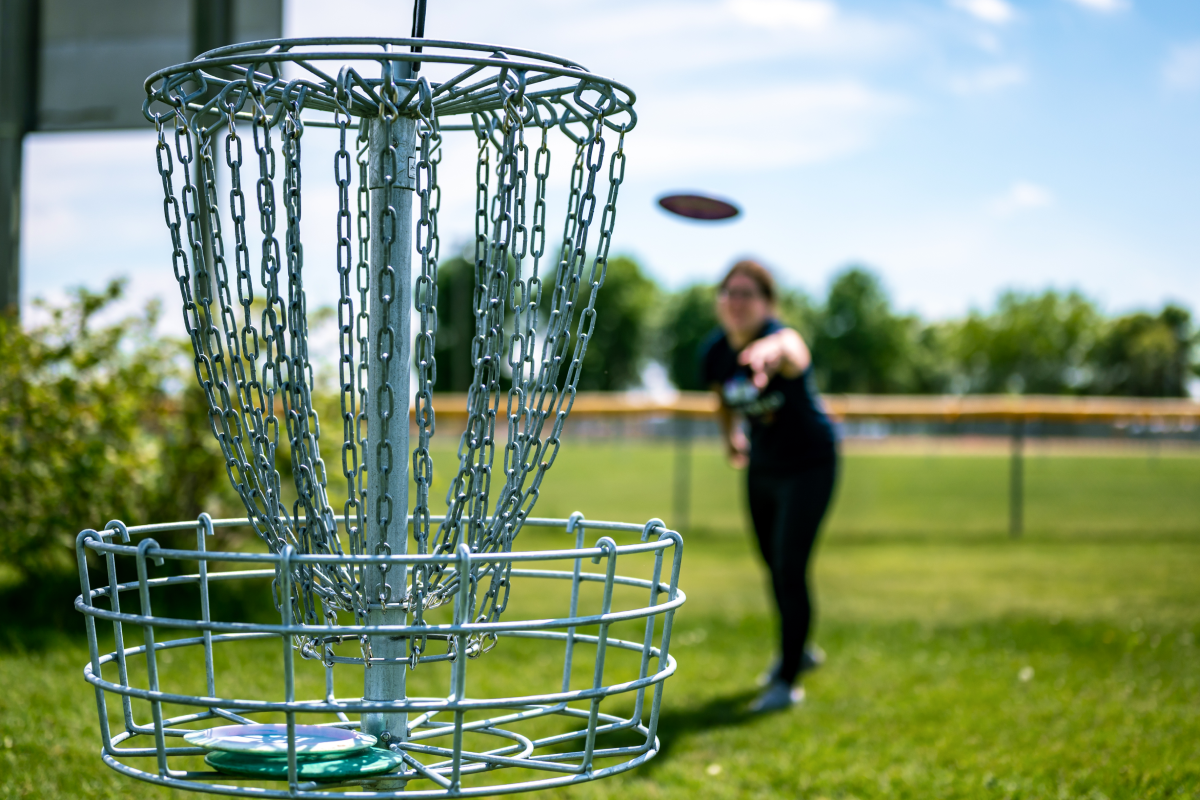Kobieta rzucająca dyskiem do kosza