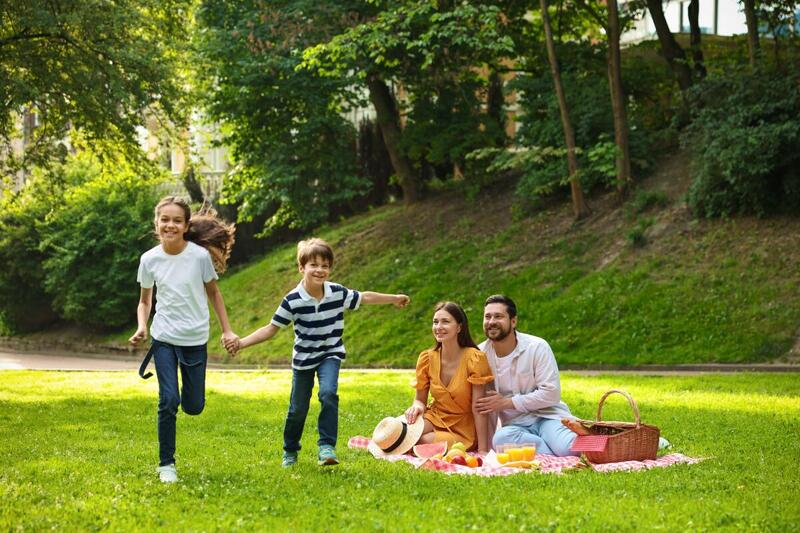 Piknik – pomysły na zabawy dla dzieci na świeżym powietrzu