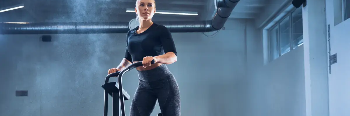 Kobieta ćwicząca na airbike