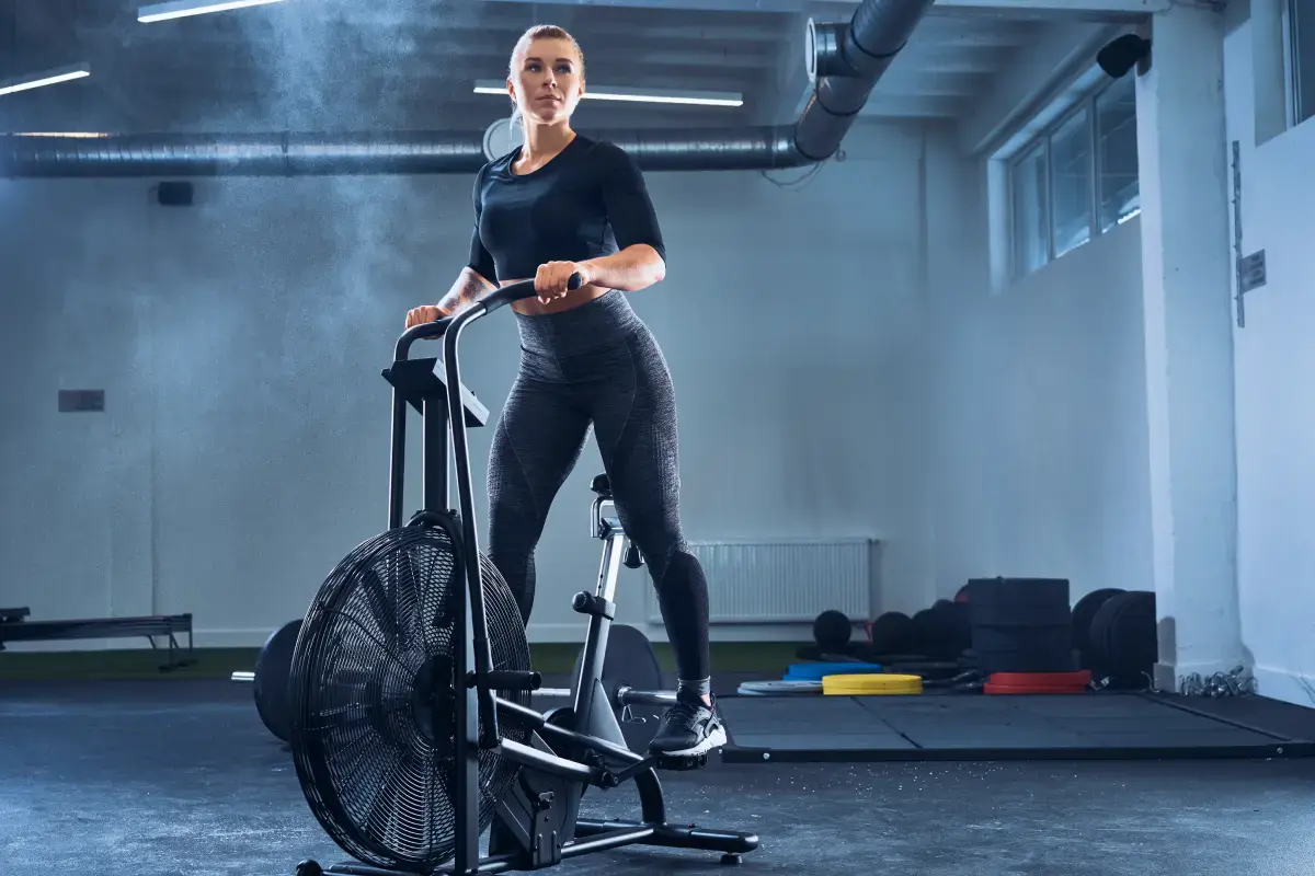 Rower powietrzny (airbike) – co daje, jak ćwiczyć, jaki wybrać?