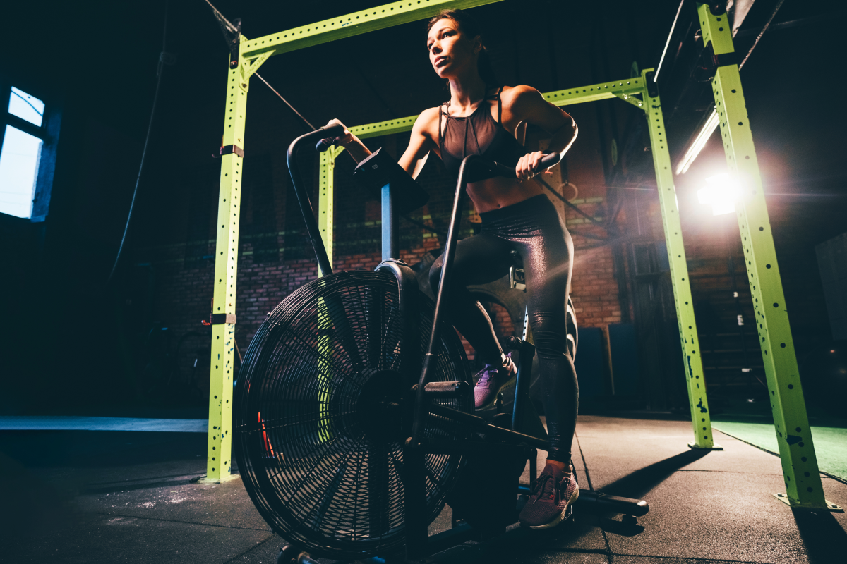 Kobieta ćwicząca na airbike