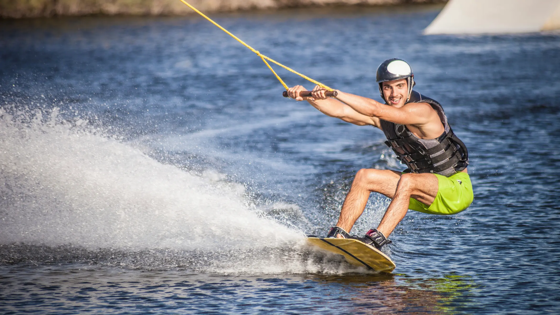 Mężczyzna uprawiajacy wakeboarding