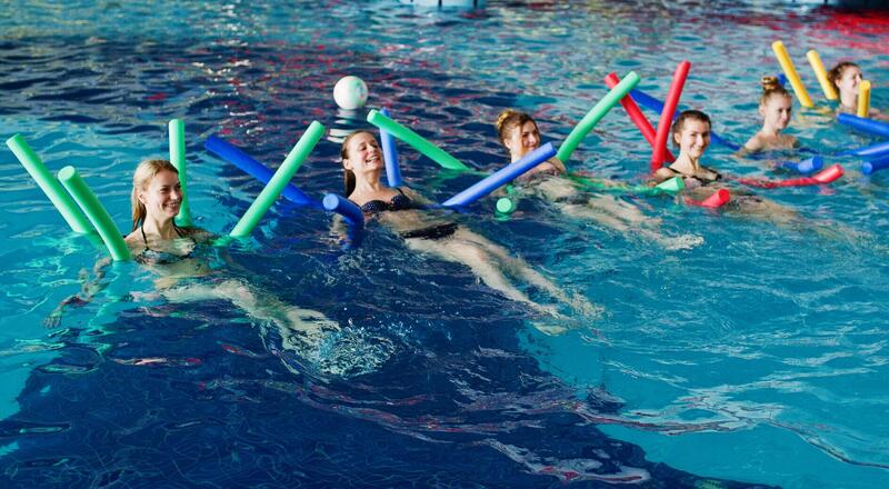 Aqua aerobik – wodny sport dla każdego. Poznaj wady i zalety