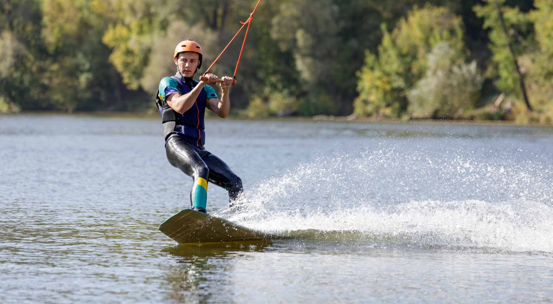 mężczyzna  trenujący na desce wakeboard 