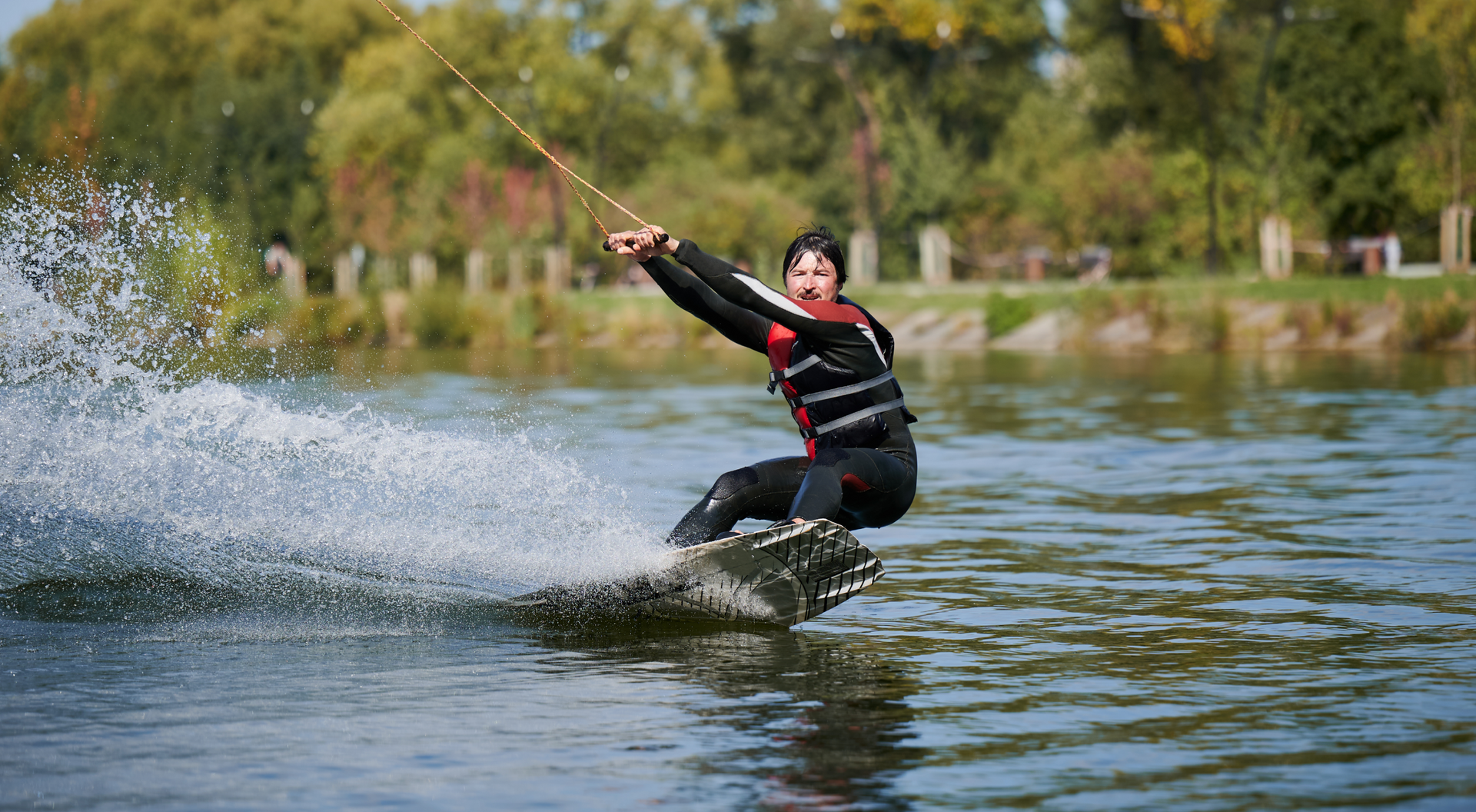 Mężczyzna w kasku na wakeboardzie