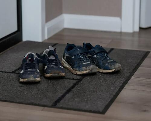 Pobrudzone buty z siatką na wycieraczce
