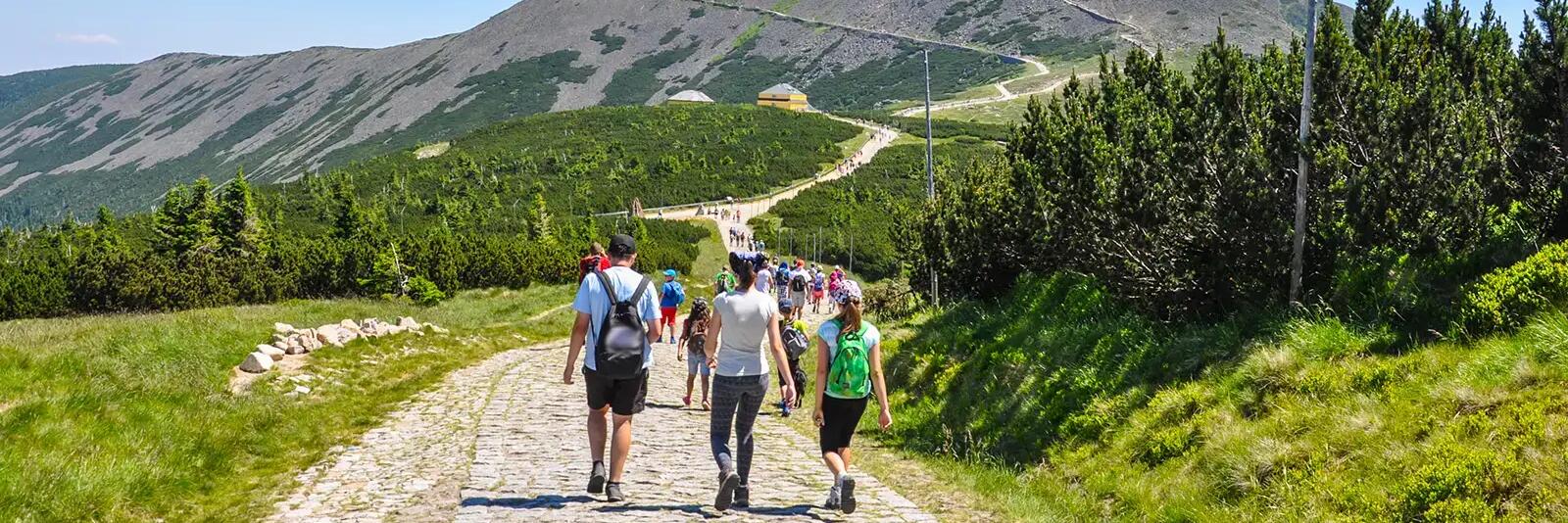 Ludzie na szlaku idący na najwyższy szczyt Karkonoszy