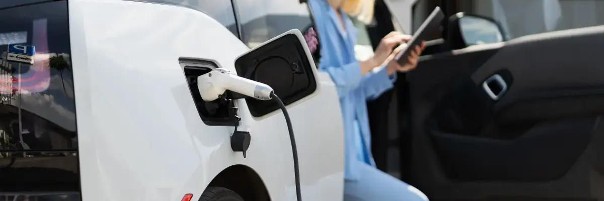 Ładujący się samochód elektryczny