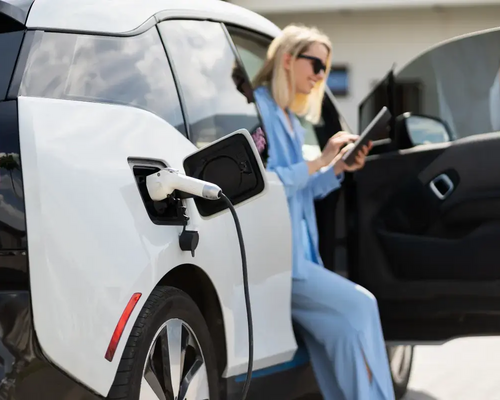 Ładujący się samochód elektryczny
