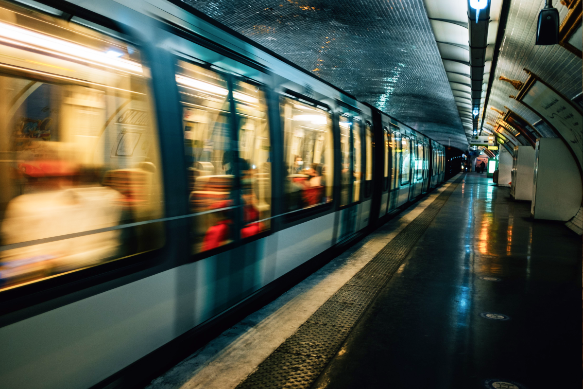 Jadące metro w podziemiach
