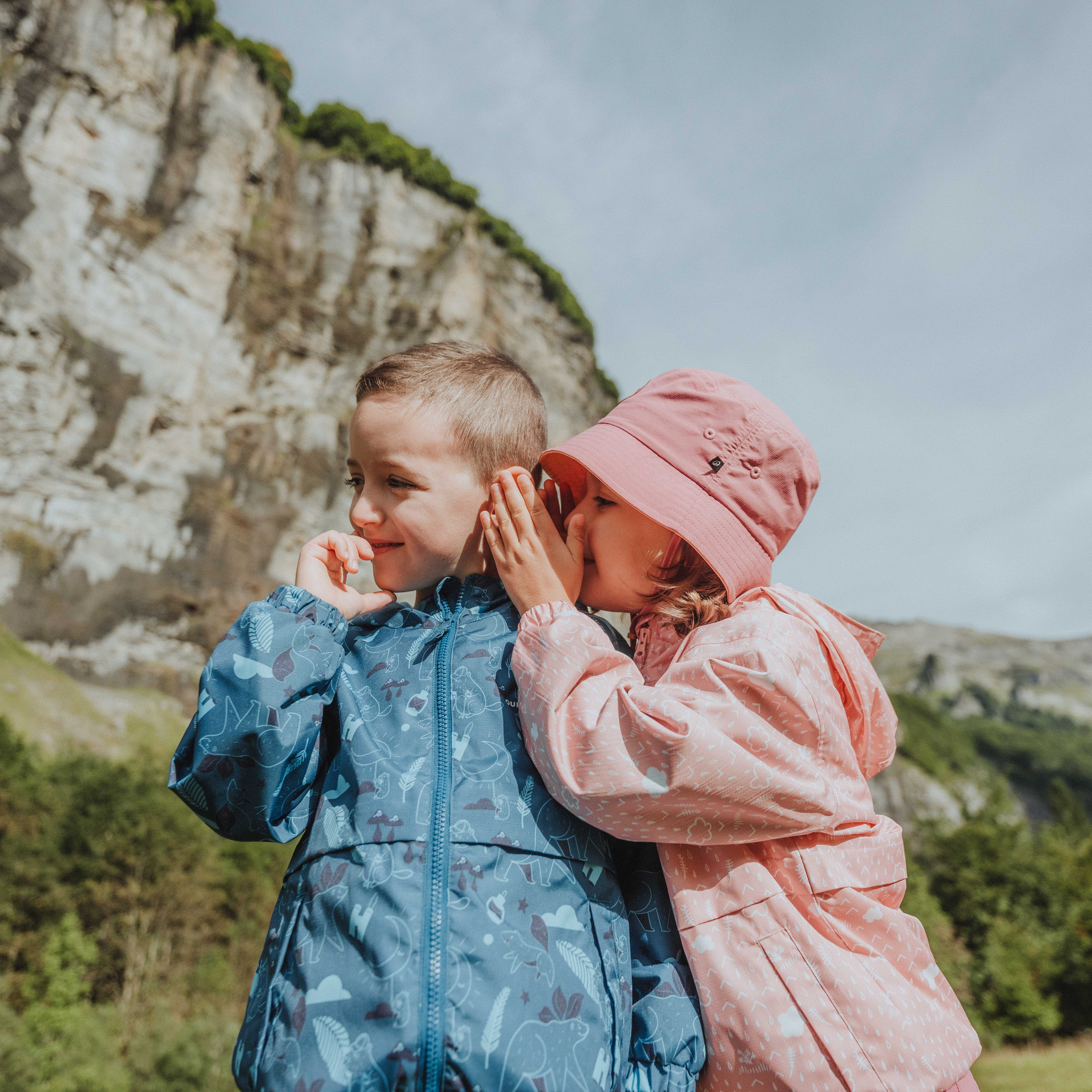Kinder spielen in der Natur