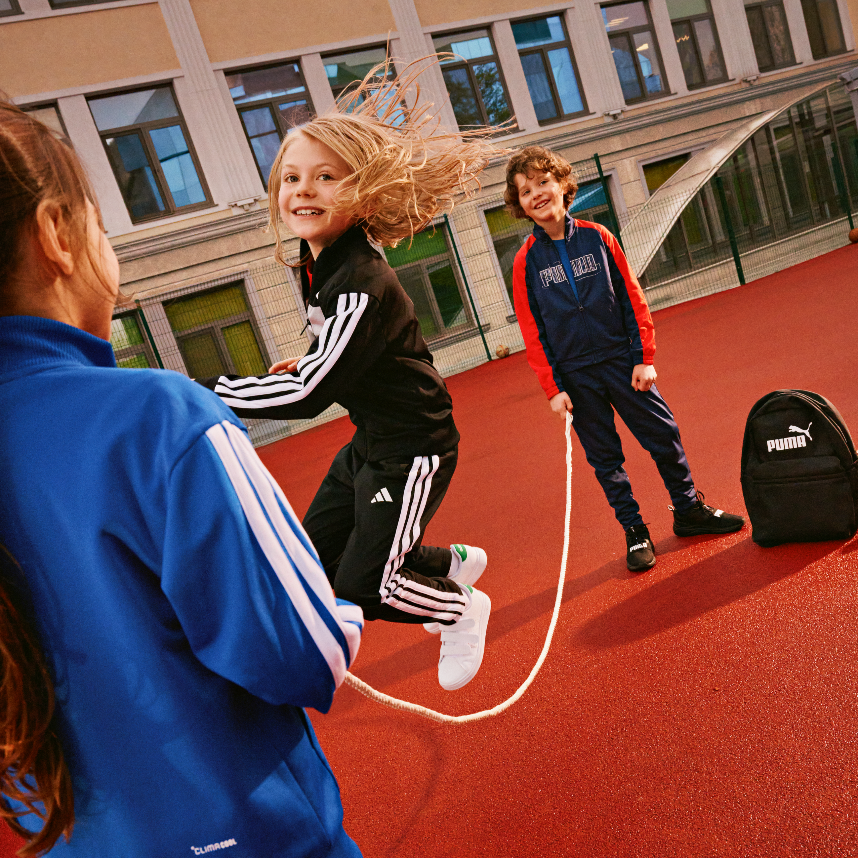 Kinder spielen Seilhüpfen